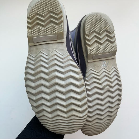 Sorel Lavendar Insulated Caribou Boots, Size 11 - Picture 7 of 7